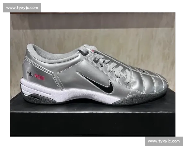 耐克发布切尔西 2025-26 赛季黑银第三客场球衣：复古徽章与 Total 90 科技碰撞，8 月正式登场